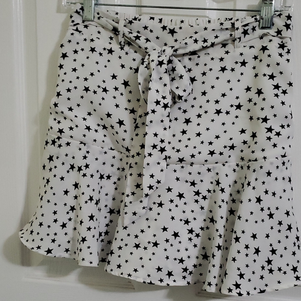 Fourteen & 9th White Stars Print Tie Waist Flowy Layered Skort S